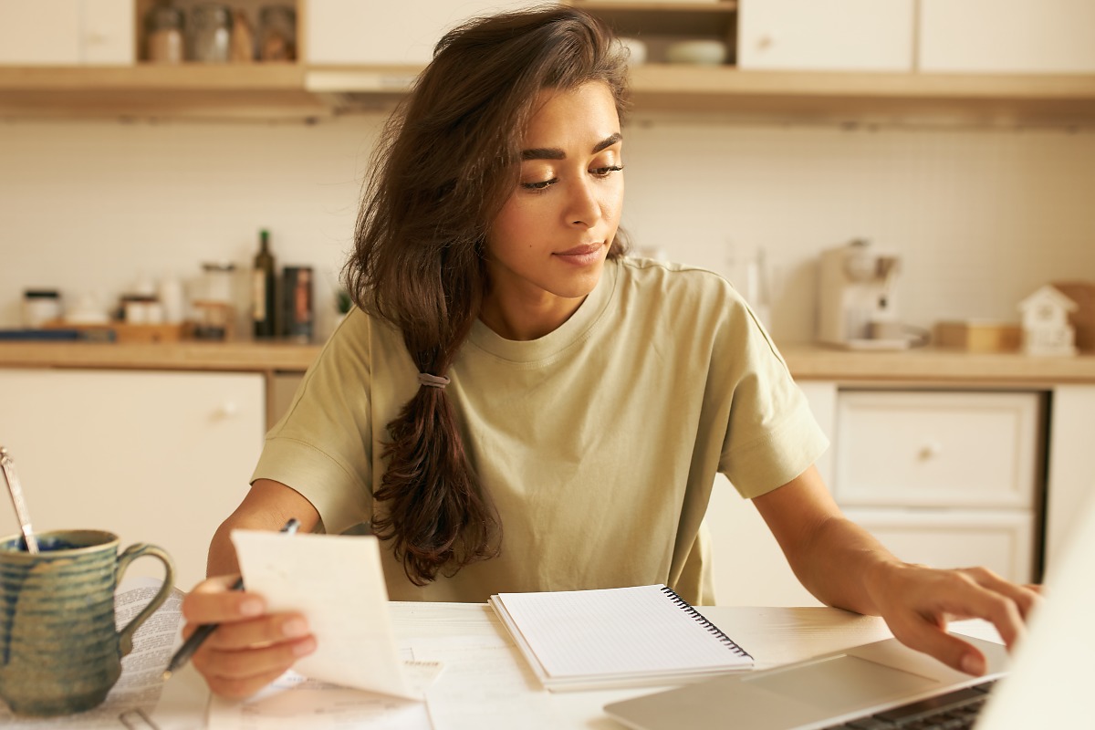 Mulher jovens com contas a pagar dívidas
