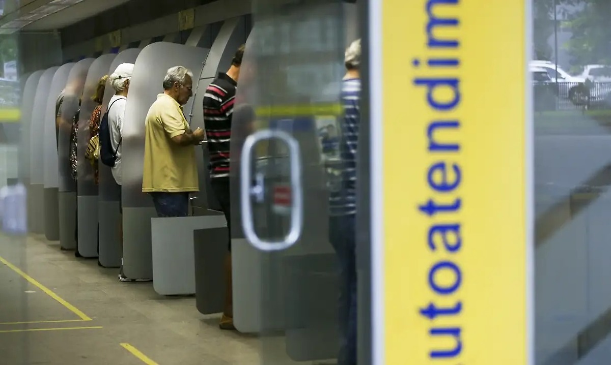 idosos usando caixa eletrônico banco do brasil