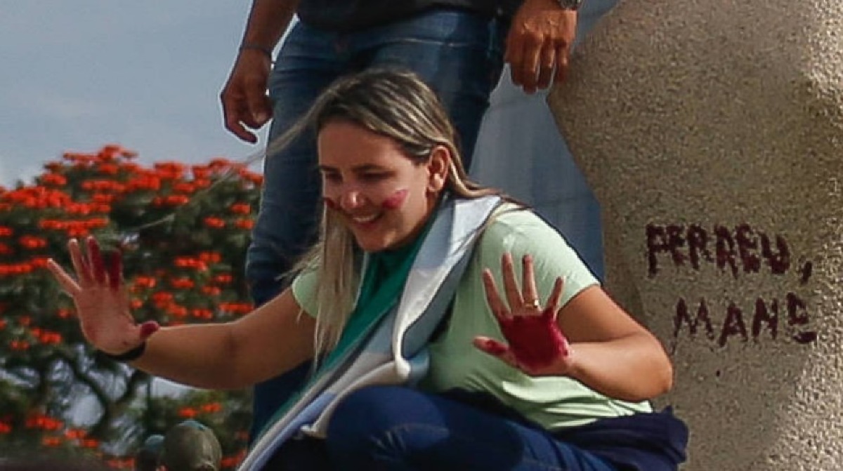 Débora Rodrigues - a Débora do Batom estátua da Justiça